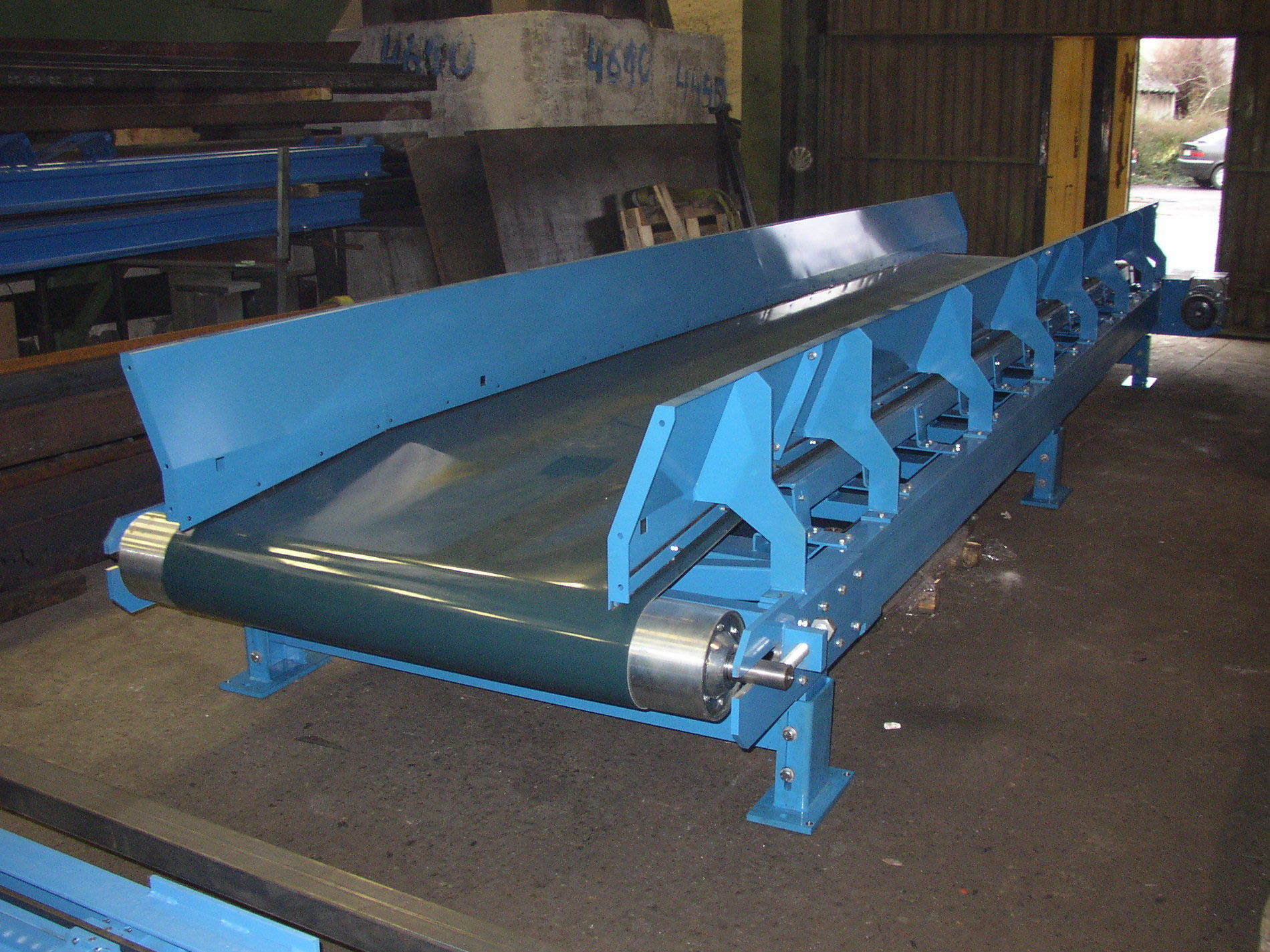 Bespoke manufacturing of straight or curved conveyors, with smooth or ribbed belts