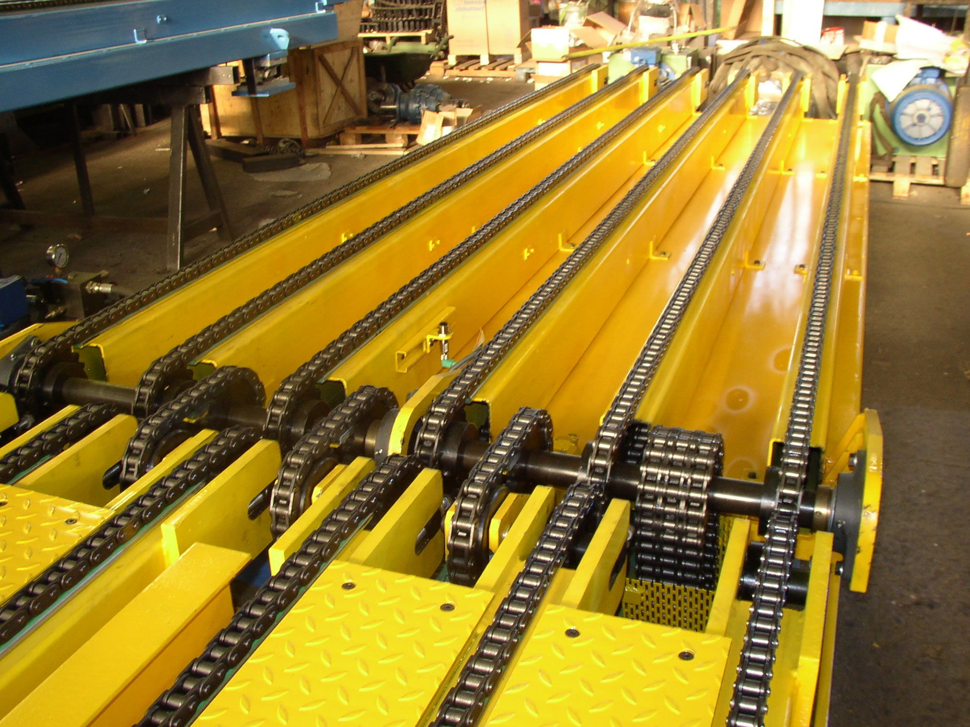 We design single, double and triple chain conveyors with 2, 3, 5, 6, 8, with transfer units, with fixed steps between chains, folding steps