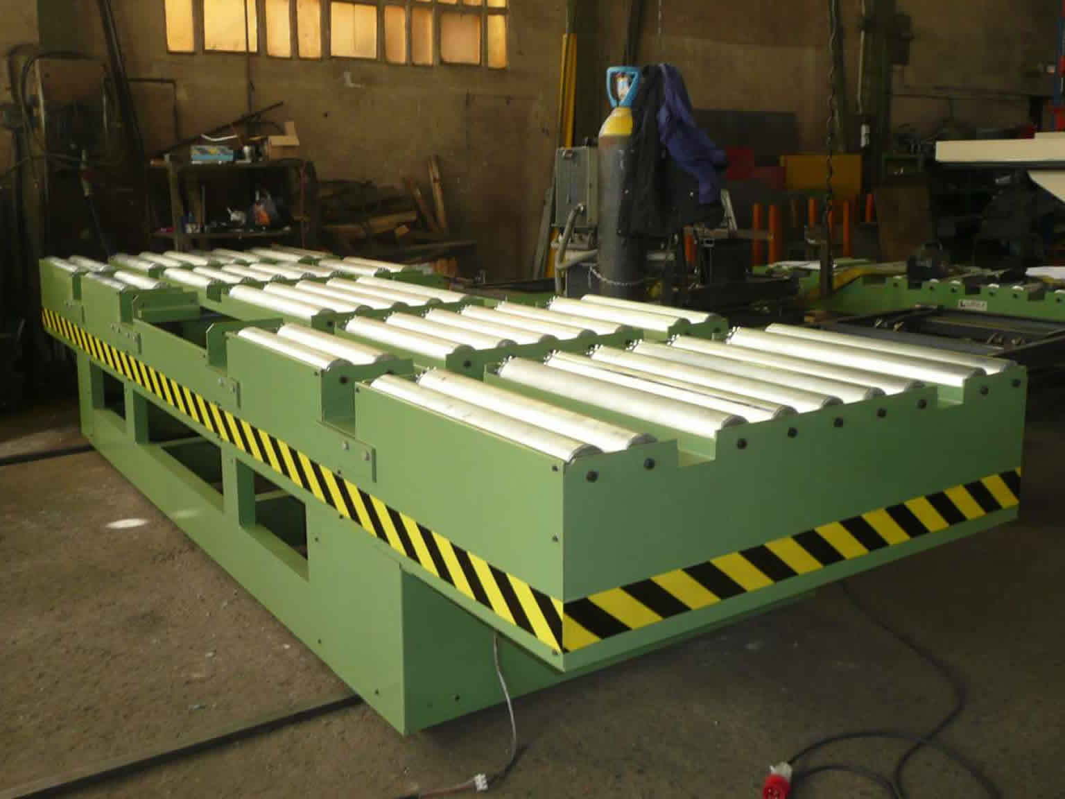 Design and assembly of roller conveyors for companies that need to transfer material, whether on pallets or not